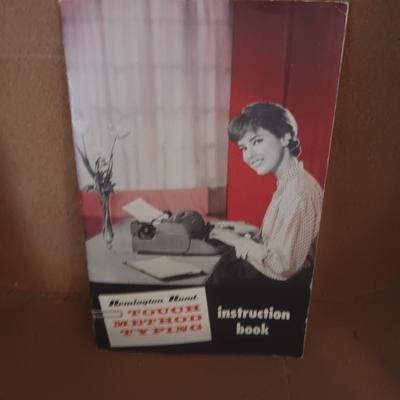 REMINGTON QUIET-RITER MANUAL TYPEWRITER IN CASE