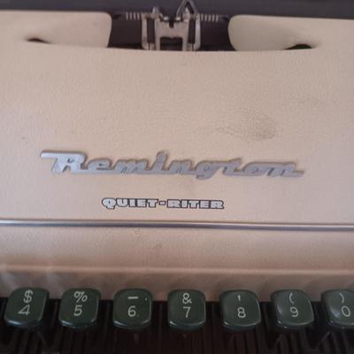 REMINGTON QUIET-RITER MANUAL TYPEWRITER IN CASE