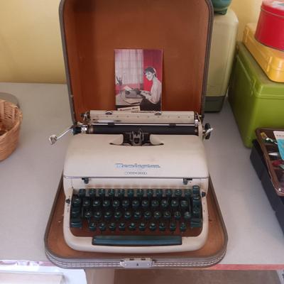 REMINGTON QUIET-RITER MANUAL TYPEWRITER IN CASE