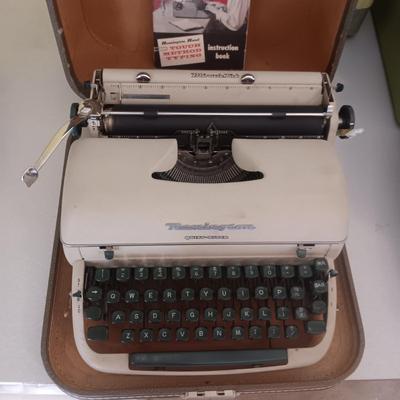 REMINGTON QUIET-RITER MANUAL TYPEWRITER IN CASE