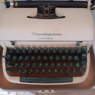 REMINGTON QUIET-RITER MANUAL TYPEWRITER IN CASE