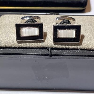 4-Vintage Pair of Name Brand Designer Cufflinks in VG Preowned Condition as Pictured.