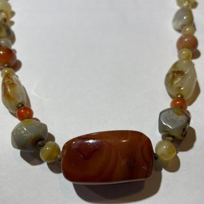 Vintage 32" Agate/Quartz Bead Necklace in Good Preowned Condition as Pictured. (Jewelry #59).