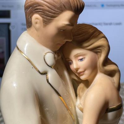 Lenox Bride / Groom Making Memories Figurine / Cake Topper Ivory 24k Gold Accents 8.75" Tall in VG Preowned Condition.