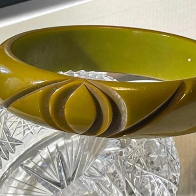 Vintage BAKELITE 5/8" Wide Standard Size 7" Bangle Bracelet in Good Preowned Condition.