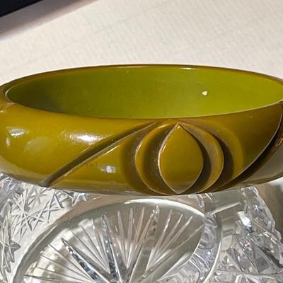 Vintage BAKELITE 5/8" Wide Standard Size 7" Bangle Bracelet in Good Preowned Condition.