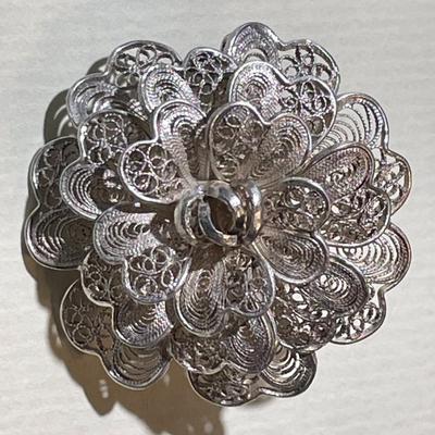 Vintage/Antique .800/.900/Sterling Silver Filigree Flower Pin in VG Preowned Condition.