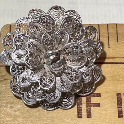 Vintage/Antique .800/.900/Sterling Silver Filigree Flower Pin in VG Preowned Condition.