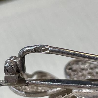 Vintage/Antique .800/.900/Sterling Silver Filigree Flower Pin in VG Preowned Condition.