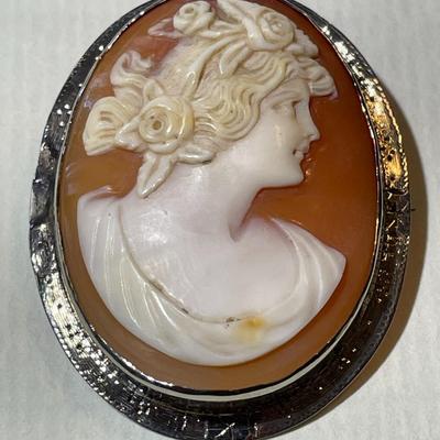 Ornate Antique Victorian 10K White Gold Carved Shell Cameo Pin 1.25" x 1.50" in Good Preowned Condition.