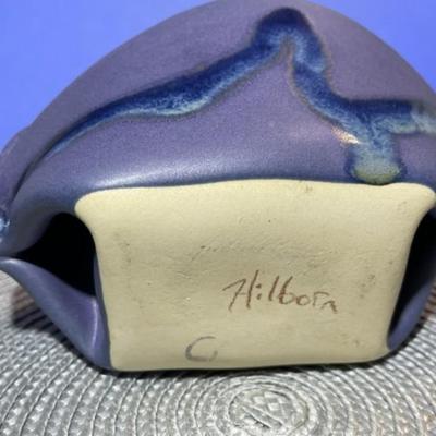 VINTAGE ARTIST SIGNED HILBORN BLUE/PURPLE GLAZED FANCY MID CENTURY STYLE PINCH POTTERY BOWL 6" X 4" IN VG PREOWNED CONDITION.