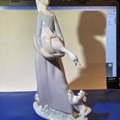 Vintage Lladro #4866 Girl with Goose & Dog 1977-84 Retired in Excellent Condition w/Original Box.