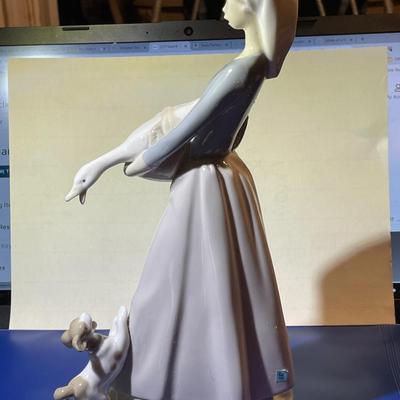 Vintage Lladro #4866 Girl with Goose & Dog 1977-84 Retired in Excellent Condition w/Original Box.
