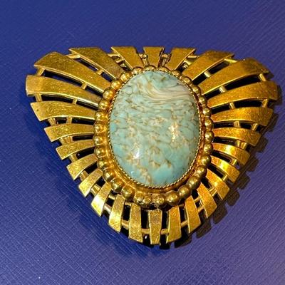 Vintage Mid-Century Fur Clip Pin/Brooch in VG Preowned Condition.