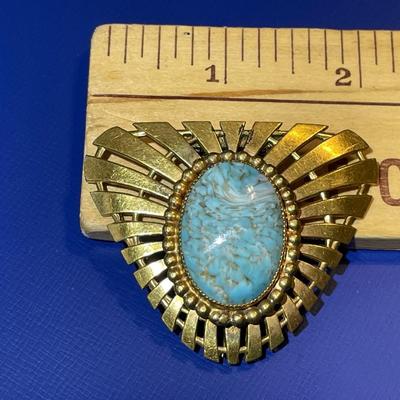 Vintage Mid-Century Fur Clip Pin/Brooch in VG Preowned Condition.