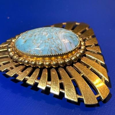 Vintage Mid-Century Fur Clip Pin/Brooch in VG Preowned Condition.