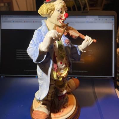 Da Vinci Collection Porcelain Clown Figurine 10.25" Tall Playing a Violin in VG Preowned Condition.