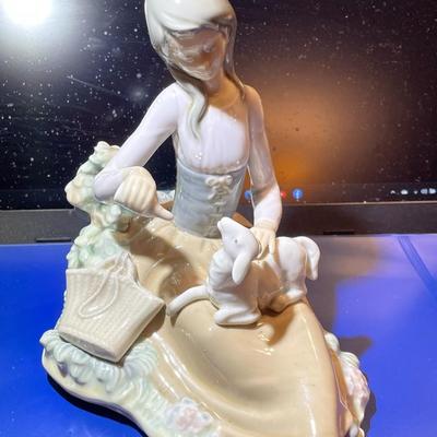 Lladro Porcelain Figurine "Little Bo Peep" 7" x 7.25" in Good Preowned Condition No Original Box.