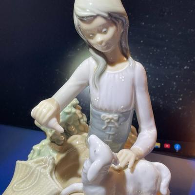 Lladro Porcelain Figurine "Little Bo Peep" 7" x 7.25" in Good Preowned Condition No Original Box.