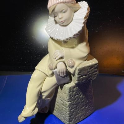 Lladro #5203 The Little Jester Figurine 8" Tall Glossy Finish in Very Good Preowned Condition No Original Box.