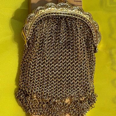 French Art Nouveau Gold-tone Dainty Mesh Coin Purse in VG Preowned Condition.
