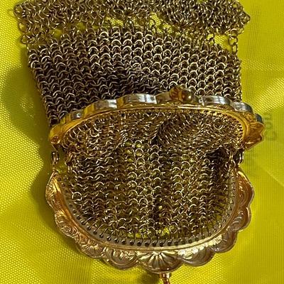 French Art Nouveau Gold-tone Dainty Mesh Coin Purse in VG Preowned Condition.