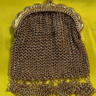 French Art Nouveau Gold-tone Dainty Mesh Coin Purse in VG Preowned Condition.