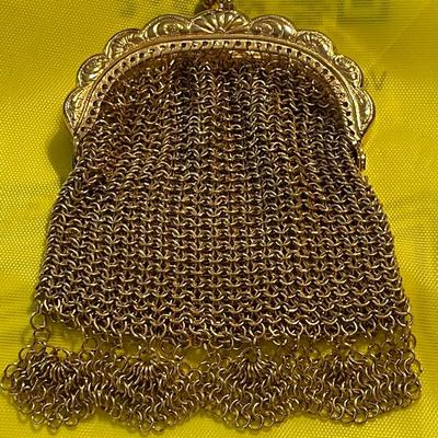 French Art Nouveau Gold-tone Dainty Mesh Coin Purse in VG Preowned Condition.