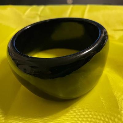 Vintage Mid-Century BLACK Color 8" Lucite Graduated Bangle Bracelet 1"-1.5" in VG Preowned Condition.