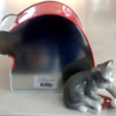 NAO Retired by Lladro 7428 "Kitty's Christmas" Cat Claying w Santa's Hat -NIB/Santa Hat Tin.