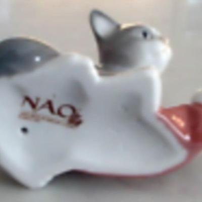 NAO Retired by Lladro 7428 "Kitty's Christmas" Cat Claying w Santa's Hat -NIB/Santa Hat Tin.