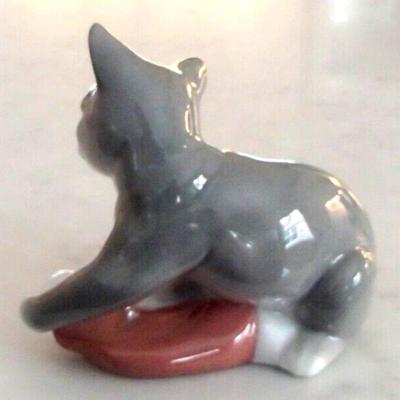 NAO Retired by Lladro 7428 "Kitty's Christmas" Cat Claying w Santa's Hat -NIB/Santa Hat Tin.