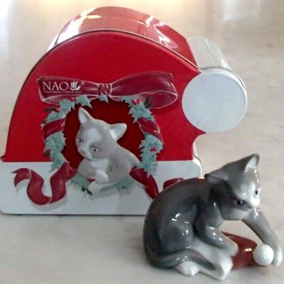 NAO Retired by Lladro 7428 "Kitty's Christmas" Cat Claying w Santa's Hat -NIB/Santa Hat Tin.