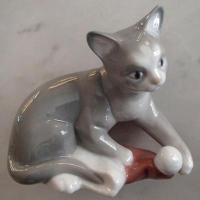 NAO Retired by Lladro 7428 "Kitty's Christmas" Cat Claying w Santa's Hat -NIB/Santa Hat Tin.