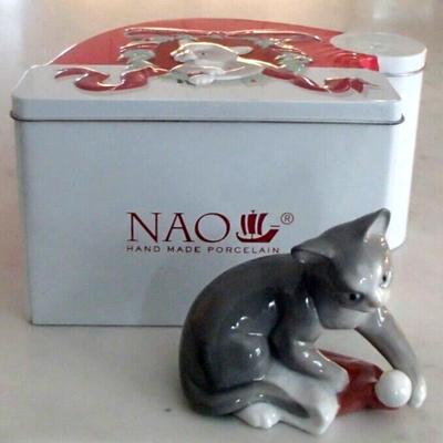 NAO Retired by Lladro 7428 "Kitty's Christmas" Cat Claying w Santa's Hat -NIB/Santa Hat Tin.