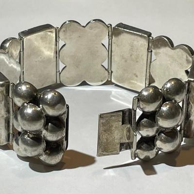 Vintage Mid-Century Mexican Sterling Silver .925 Green Onyx Bracelet 7.25 " Long 64.8 Grams TW as Pictured.