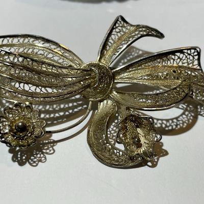 Vintage/Antique Estate Filigree .800/.900 Silver Flower Pin/Brooch in VG Preowned Condition.