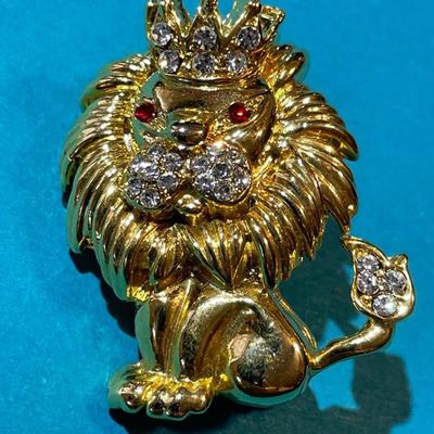 Vintage Fashion Lion Pin/Brooch in VG Preowned Condition as Pictured.