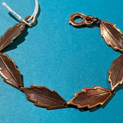 Vintage Copper Fashion Leaf Bracelet 7.5" Long in VG Preowned Condition as Pictured.