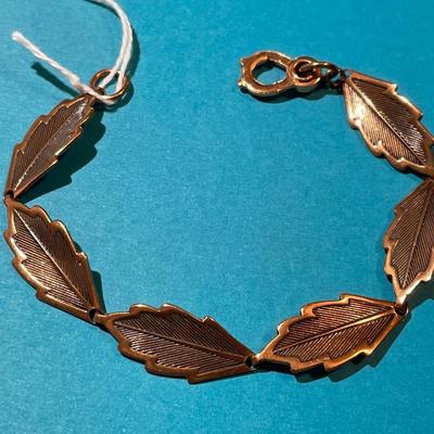 Vintage Copper Fashion Leaf Bracelet 7.5" Long in VG Preowned Condition as Pictured.