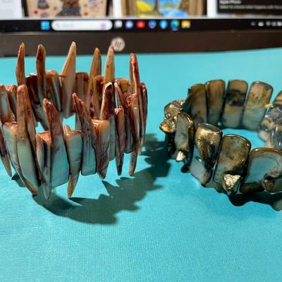 2-Vintage Large Shell Stretch Fashion Bracelets in VG Preowned Condition.