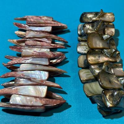 2-Vintage Large Shell Stretch Fashion Bracelets in VG Preowned Condition.