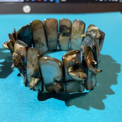 2-Vintage Large Shell Stretch Fashion Bracelets in VG Preowned Condition.