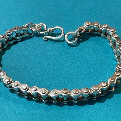 Vintage Sterling Silver Solid Bicycle Chain Link Bracelet 8" Long 34.5 Grams TW in VG Preowned Condition.