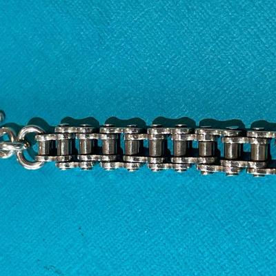Vintage Sterling Silver Solid Bicycle Chain Link Bracelet 8" Long 34.5 Grams TW in VG Preowned Condition.