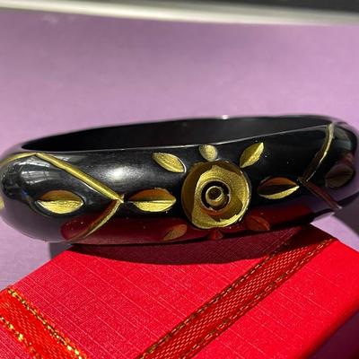 Vintage Mid-Century Nicely Carved Black/Gold Lucite 3/4" Wide Bangle Bracelet in VG Preowned Condition.