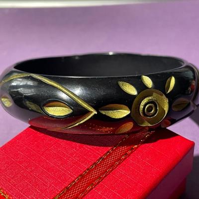 Vintage Mid-Century Nicely Carved Black/Gold Lucite 3/4" Wide Bangle Bracelet in VG Preowned Condition.