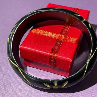 Vintage Mid-Century Nicely Carved Black/Gold Lucite 3/4" Wide Bangle Bracelet in VG Preowned Condition.