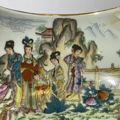 Vintage Asian Heavy Porcelain Geisha Figural Bowl with Scalloped Rim 9" Wide x 4" Tall in VG Preowned Condition.