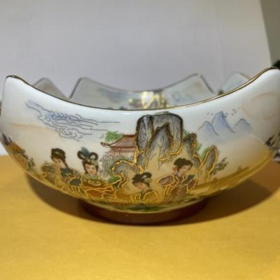 Vintage Asian Heavy Porcelain Geisha Figural Bowl with Scalloped Rim 9" Wide x 4" Tall in VG Preowned Condition.